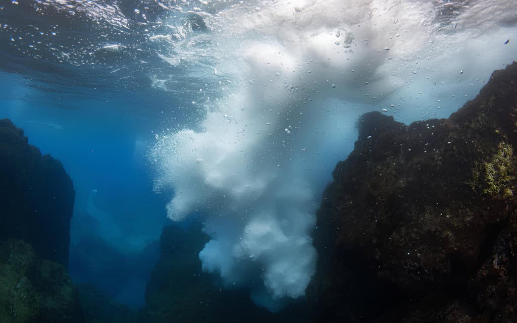 “Arroto” do oceano Antártico pode gerar aquecimento mesmo com resfriamento Um artigo publicado este mês na revista AGU Advances alerta para um possível efeito colateral natural da recuperação climática: o Oceano Antártico deve liberar parte do calor acumulado ao longo do último século caso as temperaturas globais comecem a cair. Segundo o estudo, esse processo – apelidado de “arroto oceânico” – poderia gerar um novo período temporário de aquecimento, mesmo após a redução das emissões de dióxido de carbono (CO₂). “Arroto” do oceano Antártico pode gerar aquecimento mesmo com resfriamento