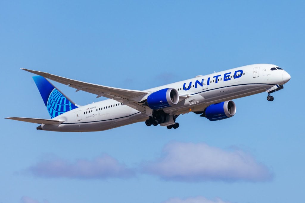 Avião da United Airlines no céu