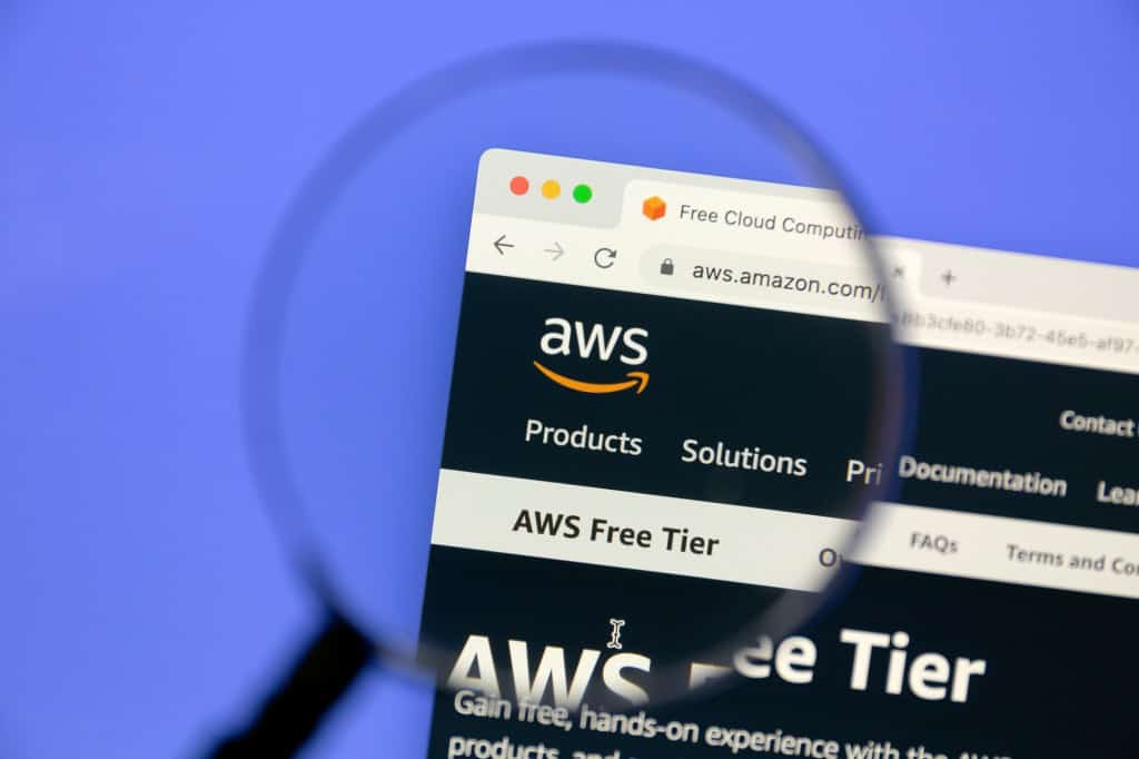 Pane na AWS: especialistas destacam os perigos de um apagão de internet Conforme reportado pelo Olhar Digital, uma falha global na Amazon Web Services (AWS), divisão de computação em nuvem da Amazon, provocou instabilidades em centenas de plataformas e serviços nesta segunda-feira (20). A pane afetou grandes empresas e aplicativos populares, incluindo Alexa, Zoom, Duolingo, Snapchat, Fortnite, Mercado Livre e Prime Video. aws