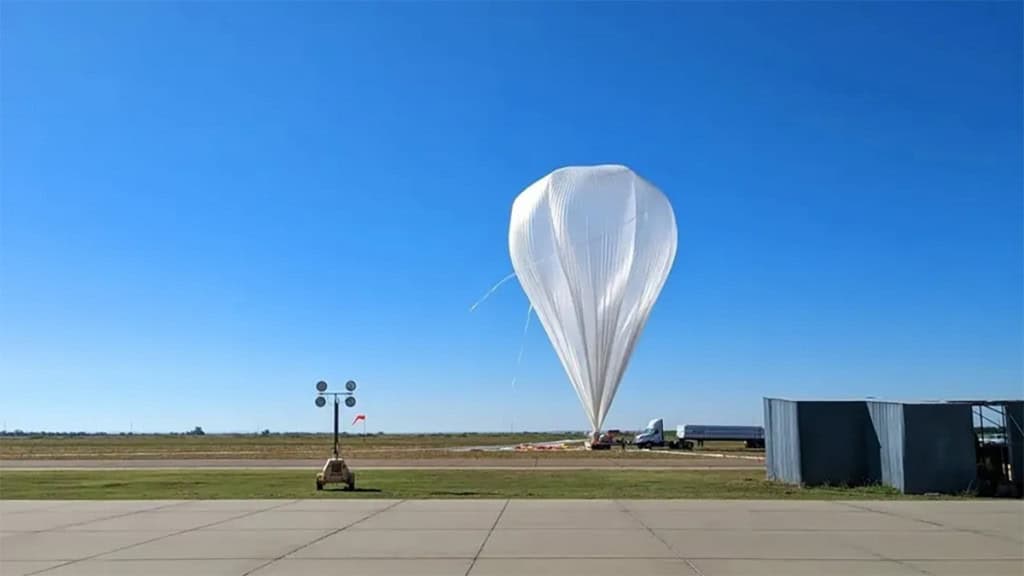 Balão caçador de exoplanetas da NASA “caiu” no Texas? Um balão financiado pela NASA foi lançado em 1º de outubro mesmo com a paralisação do governo dos EUA entrando em vigor na mesma data. Graças a uma licença especial, ele transportou para a órbita baixa da Terra, a 37 km de altitude, um experimento projetado para estudar exoplanetas que não poderia ser lançado outro dia. Balão caçador de exoplanetas da NASA “caiu” no Texas?