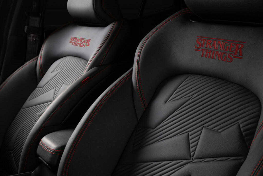 Fiat Pulse ganha edição comemorativa da temporada final de Stranger Things A Fiat lançou 511 unidades comemorativas do modelo Pulse Abarth para celebrar a 5ª e última temporada de Stranger Things, que será exibida na Netflix entre 26 de novembro e 31 de dezembro. O número limitado faz referência ao número da protagonista Eleven. banco stranger things