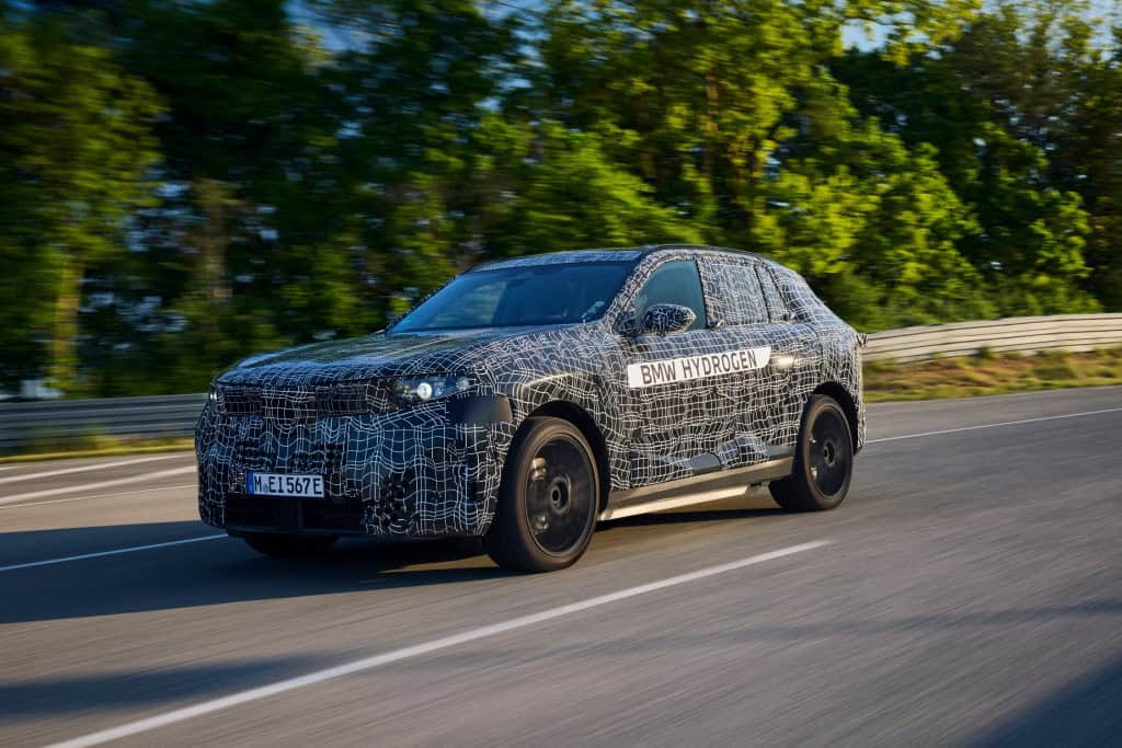 BMW aposta em hidrogênio em uma Alemanha cada vez mais “verde” A BMW anunciou um plano inédito no setor automotivo: conectar a planta em Leipzig (Alemanha), com um gasoduto de hidrogênio. Assim, a fábrica não precisará mais de entregas por caminhões, em cilindros. A expectativa é que a tubulação de cerca de dois quilômetros de extensão entre em operação em meados de 2027. bmw hidrogenio
