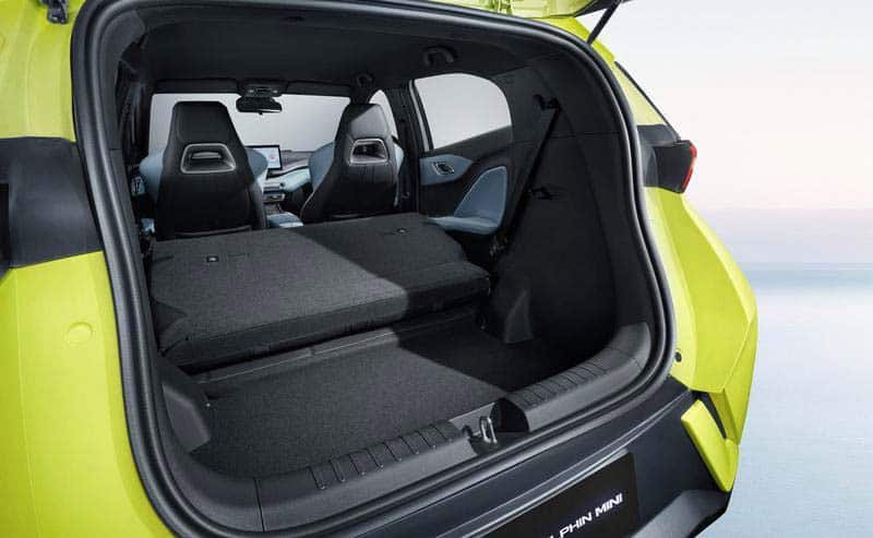 Vale a pena comprar o BYD Dolphin? Veja 5 pontos importantes antes da decisão O BYD Dolphin revolucionou o mercado de carros elétricos no Brasil ao combinar preço competitivo, design moderno e desempenho eficiente. Desde o lançamento, o modelo conquistou milhares de motoristas e ajudou a consolidar a BYD como uma das marcas mais promissoras do país. BYD Dolphin Mini