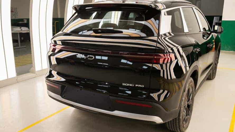 BYD traz ao Brasil Song Pro híbrido plug-in flex Nesta quinta-feira (9), durante o evento de lançamento de sua primeira fábrica no Brasil, em Camaçari (BA), a BYD aproveitou para anunciar a chegada do Song Pro reestilizado. Traseira do BYD Song Pro