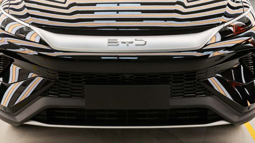BYD traz ao Brasil Song Pro híbrido plug-in flex Nesta quinta-feira (9), durante o evento de lançamento de sua primeira fábrica no Brasil, em Camaçari (BA), a BYD aproveitou para anunciar a chegada do Song Pro reestilizado. Frente do novo BYD Song Pro