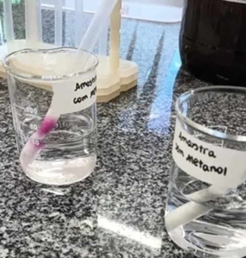 Este canudo pode detectar metanol em bebidas destiladas De acordo com o último balanço divulgado pelo Ministério da Saúde, 46 casos de intoxicação por metanol após consumo de bebidas alcoólicas já foram confirmados em todo o Brasil. Destes, oito resultaram em mortes, sendo seis em São Paulo e duas em Pernambuco. Este canudo pode detectar metanol em bebidas destiladas