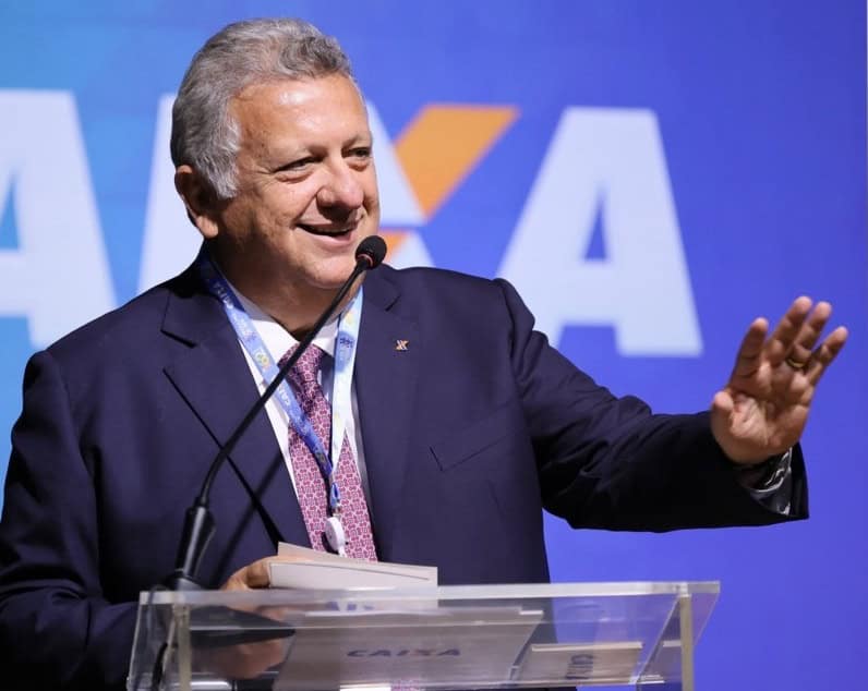 Caixa quer lançar plataforma de apostas até novembro, diz presidente O presidente da Caixa Econômica Federal, Carlos Vieira, confirmou que o banco público se prepara para lançar sua plataforma de apostas online nas próximas semanas. O projeto marca a entrada oficial da instituição em um mercado em expansão no país, impulsionado pelo crescimento das bets digitais, em um momento em que as loterias tradicionais enfrentam queda de arrecadação. carlos vieira