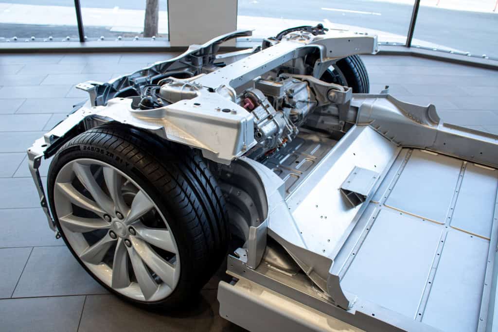 Goiás é sede da primeira fábrica de terras raras para ímãs no Brasil A cidade de Aparecida de Goiânia, em Goiás, é o local da única fábrica do Brasil a processar terras raras para ímãs. O trabalho é focado na obtenção de quatro elementos principais: neodímio, praseodímio, disprósio e térbio, que são usados em motores de carros elétricos e em engrenagens de turbinas eólicas. carro eletrico