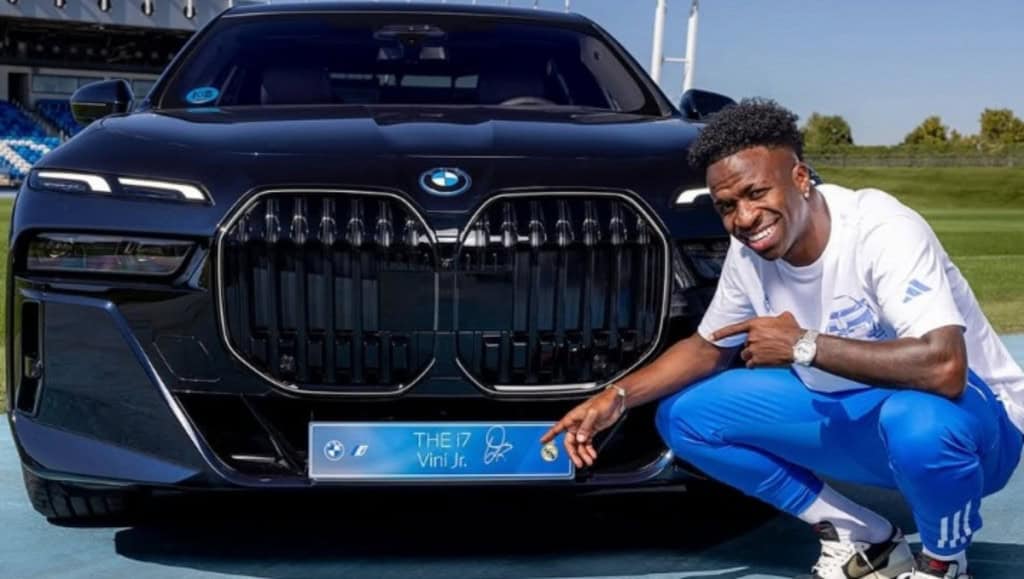 Real Madrid presenteia jogadores com carros de luxo; conheça os modelos O Real Madrid é um dos clubes de futebol mais conhecidos do mundo. Com uma extensa lista de títulos nacionais e internacionais, jogar nos ‘merengues’ é um sonho para muitos jogadores. E as vantagens vão além das quatro linhas. Real Madrid presenteia jogadores com carros de luxo; conheça os modelos