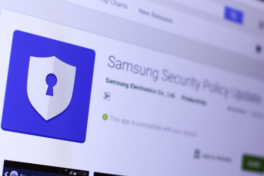 7 funções que podem mudar a forma de usar os celulares Samsung Descobrir funções pouco conhecidas do seu celular Samsung é o primeiro passo para elevar seu dispositivo de categoria de um simples acessório a uma central de produtividade e entretenimento. Imagem mostra detalhe do app Samsung Security Policy Update na tela do laptop.