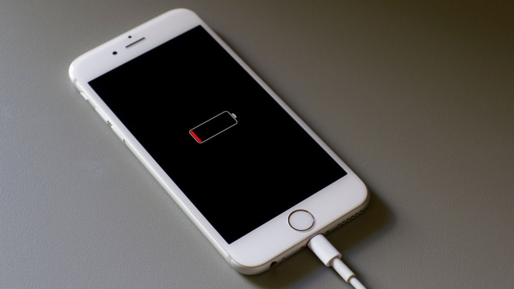 Mexer no celular enquanto ele está carregando pode estragá-lo? A bateria do seu celular está quase no fim, mas você ainda precisa terminar uma tarefa, responder uma mensagem do trabalho ou terminar uma vídeo aula. Certamente, em momentos assim, você já conectou o aparelho à tomada para recarregar e continuou usando normalmente. Celular com pouca bateria carregando