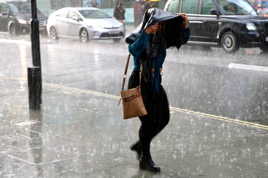 Chuvas fortes atingem o Nordeste e frio avança no Sul e Sudeste As temperaturas seguem baixas em boa parte do país nesta terça-feira (21), especialmente nas regiões Sul e Sudeste, sob influência de uma massa de ar polar que mantém o amanhecer gelado. Enquanto isso, o Norte e o Nordeste enfrentam um cenário oposto: chuvas intensas e risco de temporais ao longo da semana, principalmente na Bahia. chuva