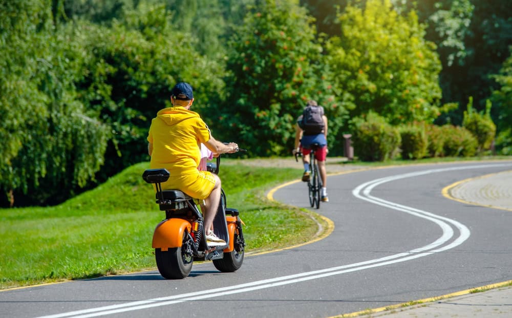 Em 2026, estes veículos de duas e três rodas precisarão de CNH e placa Os veículos de duas ou três rodas, os chamados ciclomotores, têm ganhado cada vez mais utilidade ao longo dos anos, ajudando a reduzir congestionamentos e a poluição. Ciclomotor