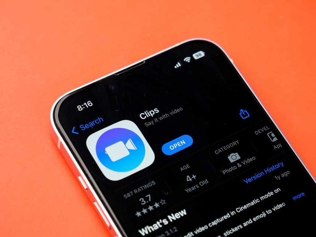 5 alternativas ao Clips para edição de vídeo no iPhone A Apple encerrou oficialmente o suporte ao Clips, seu aplicativo gratuito de edição de vídeo. A decisão, que pegou de surpresa quem usava o app para criar vídeos rápidos e criativos, abre espaço para ferramentas mais completas com recursos profissionais, maior controle e resultados de qualidade. Imagem do aplicativo Apple Clips na tela do iPhone