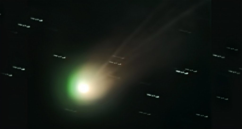 Assista ao vivo a dois cometas cruzando o céu no mesmo dia Quando foi a última vez que você fez algo pela primeira vez? A última, eu não sei, mas a próxima, tenho uma sugestão: segunda-feira (20). A não ser que você já tenha visto ao vivo dois cometas riscando o céu antes, esta pode ser a sua chance de viver essa experiência pela primeira vez. Assista ao vivo a dois cometas cruzando o céu no mesmo dia