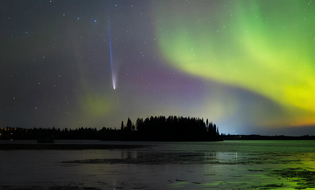 Cometa mais brilhante de 2025 passa perto do Sol – de novo, só daqui a mais de mil anos! Descoberto em 3 de janeiro, o cometa C/2025 A6 (Lemmon) parecia, a princípio, que seria visível apenas por telescópios. Mas, para surpresa dos astrônomos, após passar atrás do Sol em agosto, ele reapareceu com brilho intenso, tornando-se o cometa mais luminoso de 2025. Cometa mais brilhante de 2025 passa perto do Sol – de novo, só daqui a mais de mil anos!