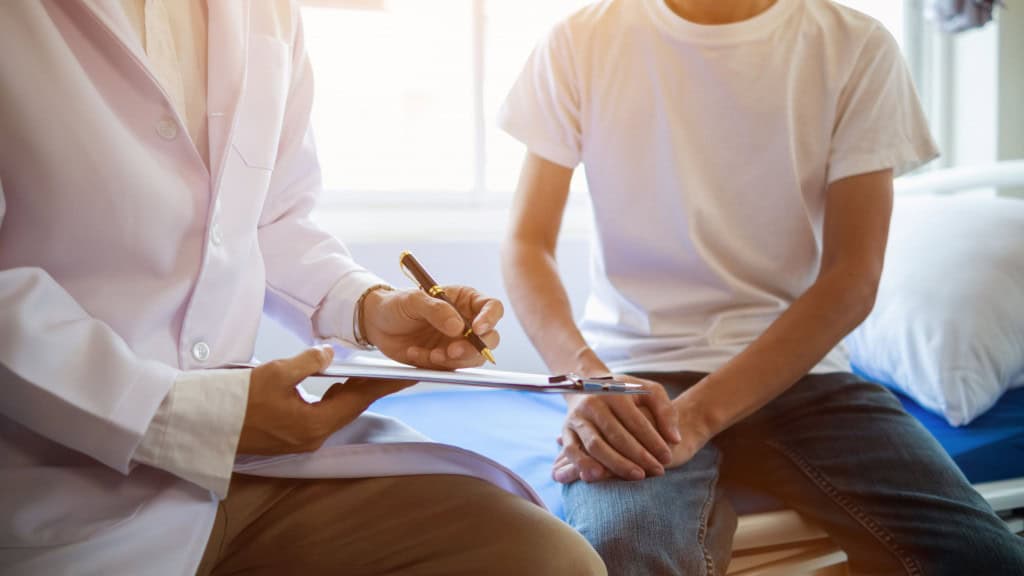 Pacientes com diabetes tipo 1 não precisarão renovar laudo médico A Câmara dos Deputados aprovou, nesta terça-feira (21), um projeto de lei que garante validade permanente ao laudo médico de diagnóstico de diabetes tipo 1 (DM1). A proposta, que, agora, segue para o Senado, busca reduzir a burocracia enfrentada por pacientes que dependem de medicamentos e insumos fornecidos pelo Sistema Único de Saúde (SUS). Paciente em consulta médica