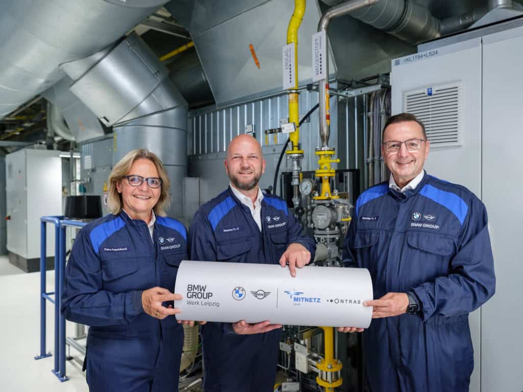 BMW aposta em hidrogênio em uma Alemanha cada vez mais “verde” A BMW anunciou um plano inédito no setor automotivo: conectar a planta em Leipzig (Alemanha), com um gasoduto de hidrogênio. Assim, a fábrica não precisará mais de entregas por caminhões, em cilindros. A expectativa é que a tubulação de cerca de dois quilômetros de extensão entre em operação em meados de 2027. contratos bmw