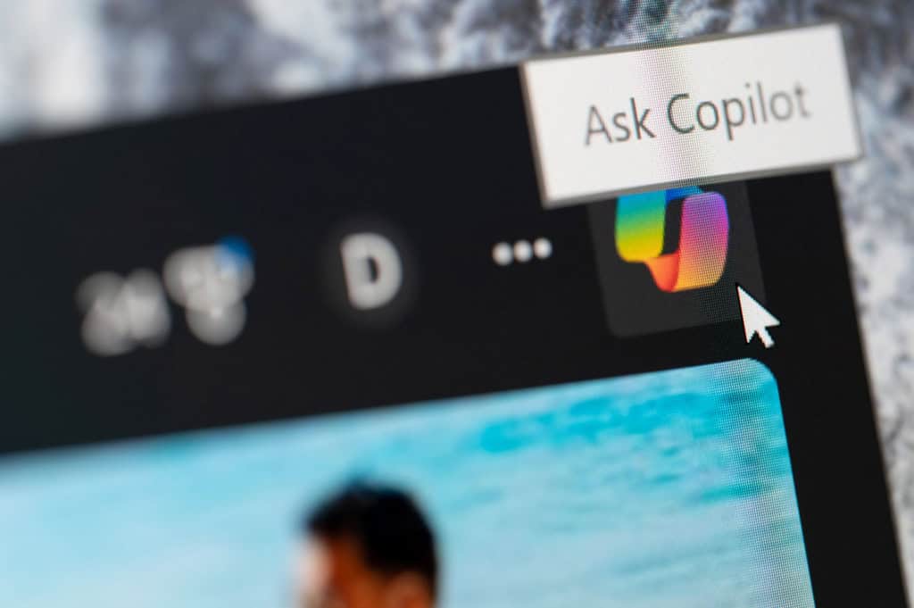 Microsoft aposta em chatbot seguro e confiável, sem conteúdo adulto A Microsoft está desenvolvendo um chatbot de inteligência artificial (IA) confiável e seguro para todas as idades, incluindo crianças. copilot