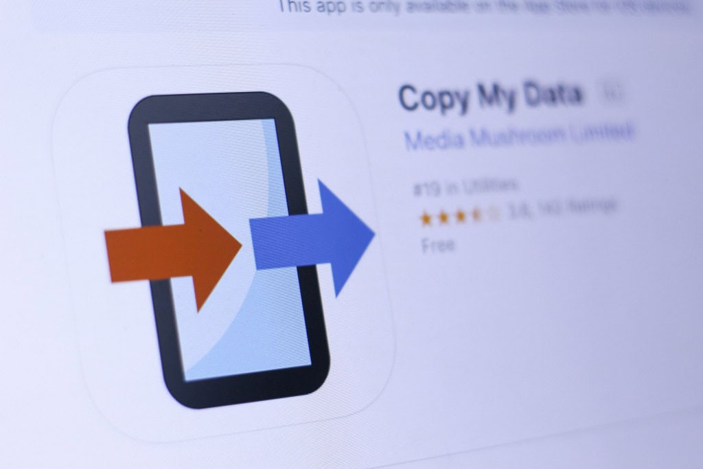 Imagem mostra close em tela de laptop do aplicativo Copy My Data na Play Store