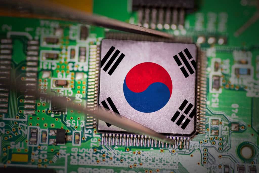 Samsung e SK se unem à OpenAI em projeto global de IA A OpenAI anunciou novas parcerias estratégicas com a Samsung e a SK hynix para expandir a infraestrutura global de inteligência artificial, dentro da iniciativa Stargate. O anúncio foi feito após uma reunião em Seul entre o presidente da Coreia do Sul, Lee Jae-myung, o presidente da Samsung Electronics, Jay Y. Lee, o presidente da SK Group, Chey Tae-won, e o CEO da OpenAI, Sam Altman. semicondutores coreia do sul
