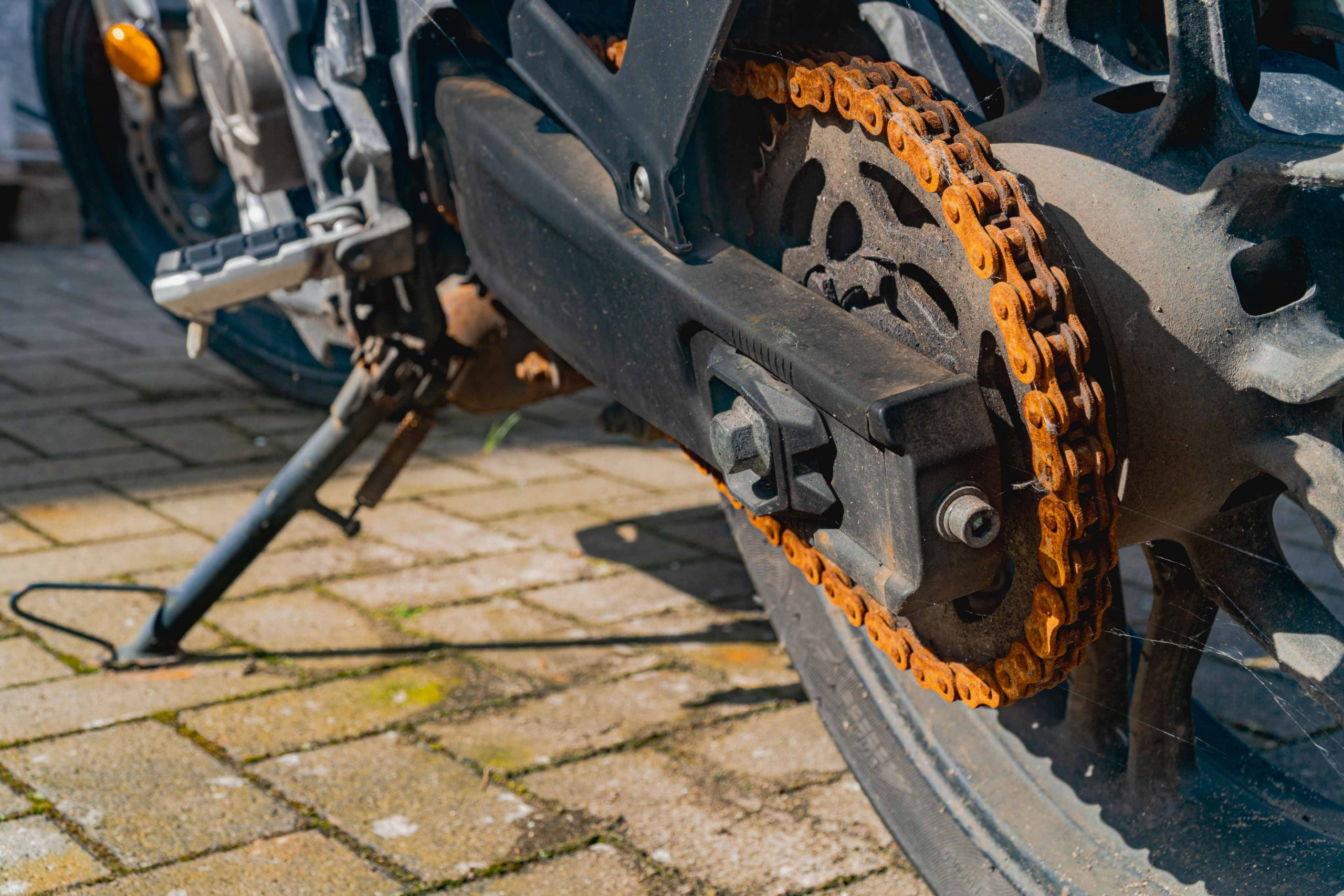 Quando limpar, ajustar e lubrificar a corrente da moto? A corrente é um dos componentes mais importantes da moto, já que ela quem transfere toda a força gerada pelo motor para a roda traseira e, sem esse ela a moto não sairia do lugar. Corrente de moto enferrujada