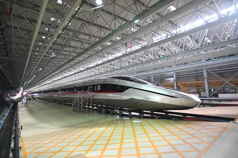 Trem mais rápido do mundo pode entrar em operação em 2026 Apresentado oficialmente no fim do ano passado, o trem-bala CR450 é considerado o que há de mais moderno no transporte ferroviário. Ele foi desenvolvido pela China Railway e está na fase final de testes operacionais. Trem mais rápido do mundo pode entrar em operação em 2026