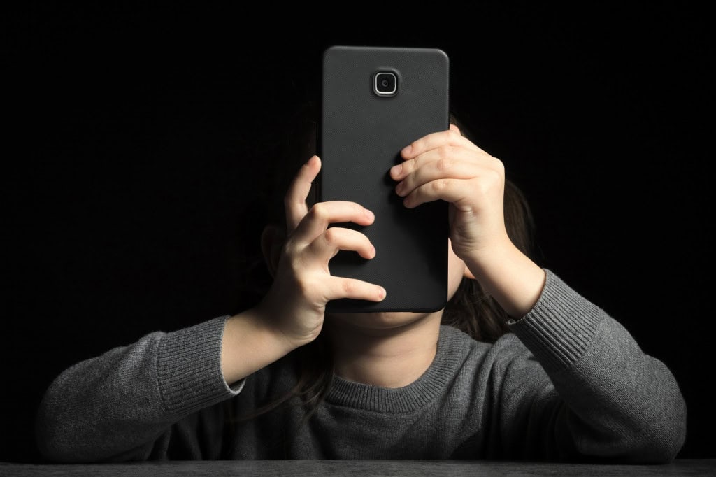 Novo controle parental do ChatGPT pode ser burlado com facilidade Sob pressão por críticas envolvendo a segurança de adolescentes, a OpenAI lançou nesta semana um conjunto de controles parentais no ChatGPT. A novidade busca oferecer mais proteção contra conteúdos considerados sensíveis, mas já foi alvo de questionamentos sobre sua eficácia. criança usando o celular