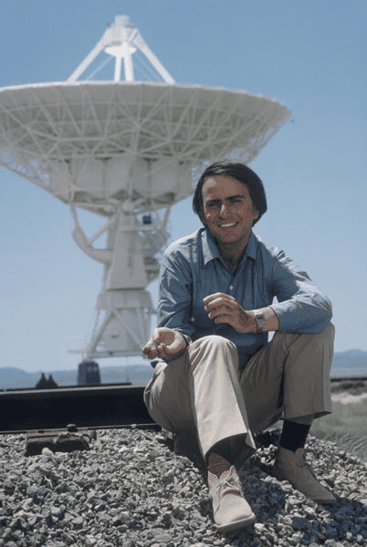 A pergunta de Carl Sagan que mudou tudo A passagem do Dia das Crianças me fez lembrar de uma história inspiradora — uma que fala de curiosidade, de encantamento e de como um simples gesto pode mudar o destino de alguém. É a história de um garoto que, como todas as crianças, vivia cercado de perguntas: por que as unhas crescem? Do que são feitas as nuvens? Como a galinha faz um ovo? Mas um dia, aos cinco anos de idade, ele fez uma pergunta que seus pais não souberam responder: “O que são as estrelas?” A pergunta de Carl Sagan que mudou tudo