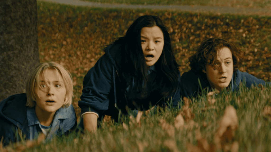 Veja o final explicado de Desobedientes, série hit da Netflix A série “Desobedientes”, nova produção da Netflix criada por Mae Martin, mal estreou e já acumula 48 milhões de horas assistidas. O enredo se impõe como um intenso retrato sobre controle, liberdade e poder, explorando as contradições humanas que surgem quando o desejo de independência colide com as forças que tentam moldar nossas escolhas. personagens Leila, Abbie e Rory da série Desobedientes