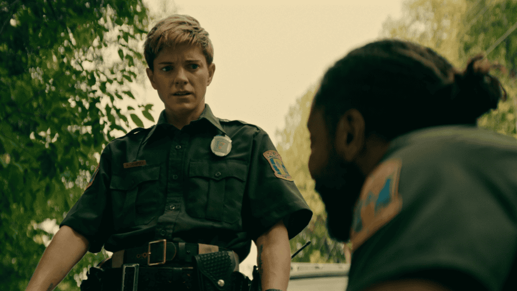 Veja o final explicado de Desobedientes, série hit da Netflix A série “Desobedientes”, nova produção da Netflix criada por Mae Martin, mal estreou e já acumula 48 milhões de horas assistidas. O enredo se impõe como um intenso retrato sobre controle, liberdade e poder, explorando as contradições humanas que surgem quando o desejo de independência colide com as forças que tentam moldar nossas escolhas. Alex, personagem da série desobedientes da netflix