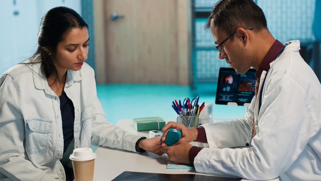 8 sequelas que a diabetes deixa no corpo A diabetes é uma doença crônica que vai muito além do controle da glicose no sangue. Quando não é acompanhada e tratada corretamente, ela pode afetar diversos órgãos e sistemas do corpo ao longo do tempo, causando danos progressivos que nem sempre são percebidos logo no início. Homem medindo glicemia de mulher