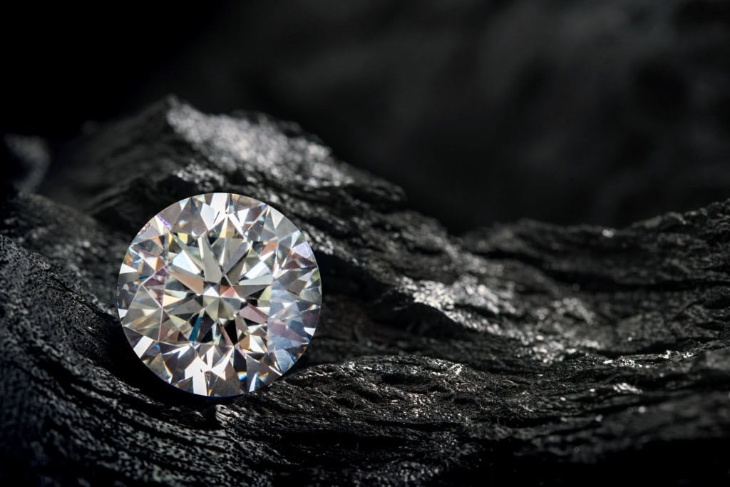 Por que o diamante é tão duro? Símbolo de luxo e resistência, o diamante vai muito além do seu valor estético. Popularmente considerado o material natural mais duro do planeta, ele desperta o interesse da ciência por suas propriedades únicas. diamante