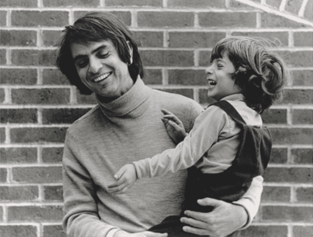 A pergunta de Carl Sagan que mudou tudo A passagem do Dia das Crianças me fez lembrar de uma história inspiradora — uma que fala de curiosidade, de encantamento e de como um simples gesto pode mudar o destino de alguém. É a história de um garoto que, como todas as crianças, vivia cercado de perguntas: por que as unhas crescem? Do que são feitas as nuvens? Como a galinha faz um ovo? Mas um dia, aos cinco anos de idade, ele fez uma pergunta que seus pais não souberam responder: “O que são as estrelas?” A pergunta de Carl Sagan que mudou tudo