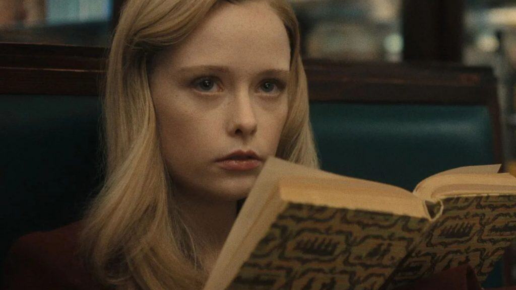 Quem era Adeline Watkins, suposta namorada de Ed Gein? A série Monster: A História de Ed Gein fez sucesso na Netflix e trouxe à tona um dos criminosos mais notórios dos Estados Unidos. A produção também introduziu a personagem Adeline Watkins como sua namorada. Na trama, Watkins aparece incentivando Gein e até participando de seus crimes, mas qual é a verdade por trás dessa personagem? mulher loira com um livro