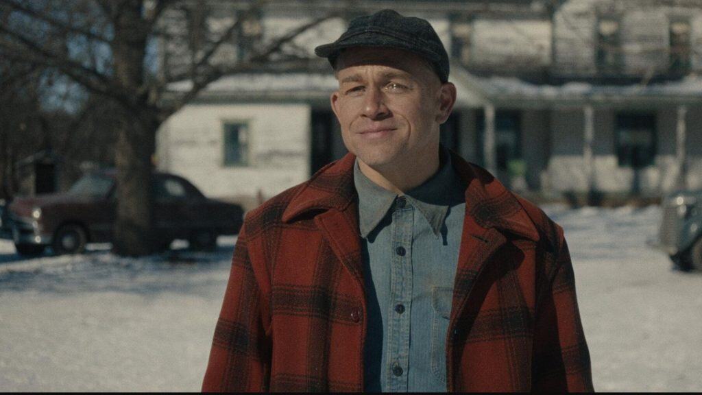 “Monstro: A História de Ed Gein”: o que é verdade e mentira na série da Netflix A terceira temporada da série “Monster”, da Netflix, é focada no serial killer Ed Gein. Também conhecido como o “Açougueiro de Plainfield”, Gein foi preso em 1957 após autoridades encontrarem em sua casa objetos macabros feitos com restos humanos. homem de camisa xadrez e bone sorrindo