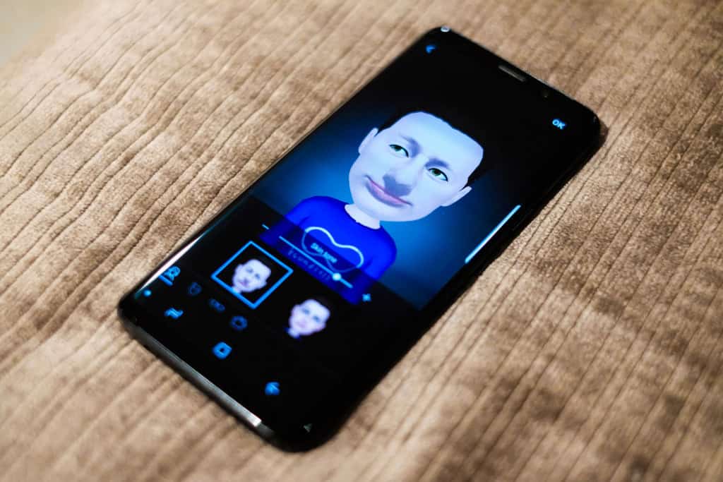 7 funções que podem mudar a forma de usar os celulares Samsung Descobrir funções pouco conhecidas do seu celular Samsung é o primeiro passo para elevar seu dispositivo de categoria de um simples acessório a uma central de produtividade e entretenimento. Imagem mostra foto de smartphone Samsung Galaxy S9 exibindo AR Emoji na tela