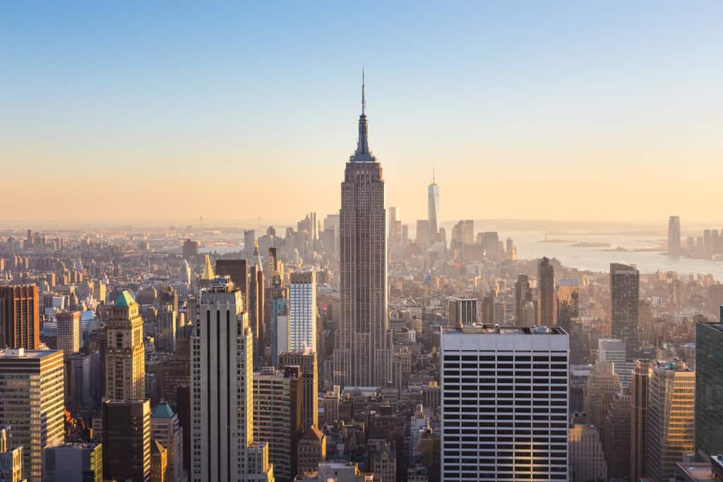 Deslizamento no Alasca gera megatsunami mais alto que arranha-céus de Nova York Um deslizamento colossal ocorrido em agosto de 2025 provocou um megatsunami de proporções impressionantes no Alasca. Segundo o US Geological Survey (USGS), o evento aconteceu no fiorde Tracy Arm, a cerca de 130 quilômetros ao sul de Juneau, capital do estado. Mega tsunami chegou a ser mais alto que o Empire State Building