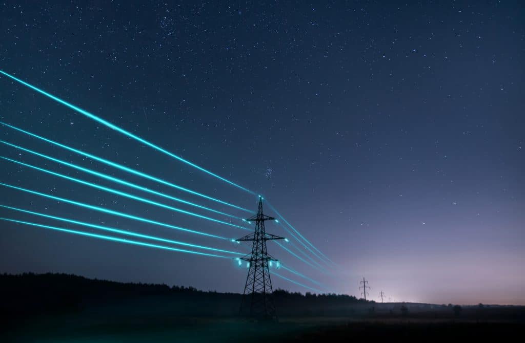 Sem energia suficiente, empresas de IA estão construindo suas próprias usinas As gigantes da tecnologia que disputam a corrida da inteligência artificial (IA) precisam de uma quantidade absurda de energia. E elas não estão dispostas a esperar que a “arcaica rede elétrica dos EUA” dê conta do recado. A solução? Elas estão construindo suas próprias usinas, criando uma espécie de “Velho Oeste” energético que está mudando o setor de energia americano, segundo uma reportagem do Wall Street Journal (WSJ). energia