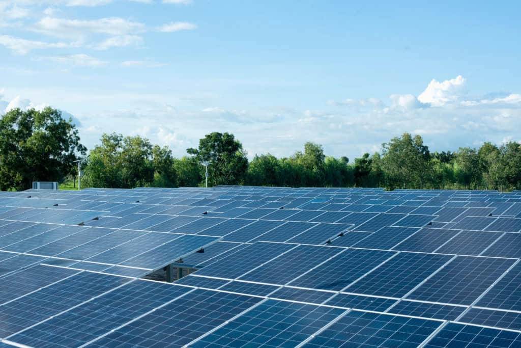 Energia solar já é mais barata que carvão e gás, diz pesquisa A energia solar alcançou um novo marco global. Segundo um estudo da Universidade de Surrey, no Reino Unido, a geração de eletricidade a partir da luz do sol já é a opção mais barata em diversos países — chegando a custar apenas £0,02 por unidade de energia produzida nas regiões mais ensolaradas do planeta. energia solar
