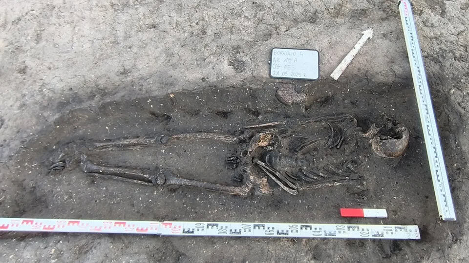 Enterros de mil anos revelam avanço do cristianismo na Europa Uma equipe de arqueólogos localizou parte de um cemitério antigo nas proximidades de ruínas de um assentamento medieval fortificado na vila de Borkowo, na Polônia. No local, foram encontrados diversos esqueletos humanos de cerca de mil anos. Enterros de mil anos revelam avanço do cristianismo na Europa
