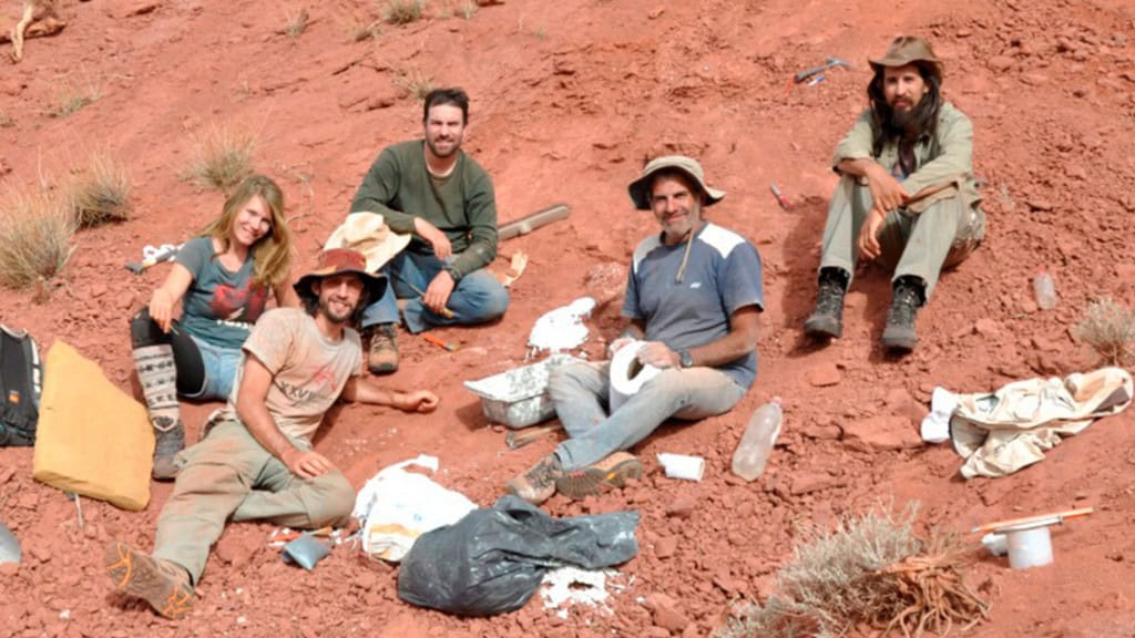 Fóssil de dinossauro de 230 milhões de anos é encontrado na Argentina; veja O esqueleto quase completo de um dinossauro de pescoço longo que viveu há aproximadamente 230 milhões de anos foi encontrado no sopé de La Rioja, a mais de 3.000 metros acima do nível do mar, na Argentina. Chamada de Huayracursor jaguensis, a nova espécie viveu no Triássico Superior, um período de grandes transformações nos ecossistemas terrestres, tornando-o um dos dinossauros mais antigos do mundo. A descoberta foi publicada na revista científica Nature. equipe dinossauro