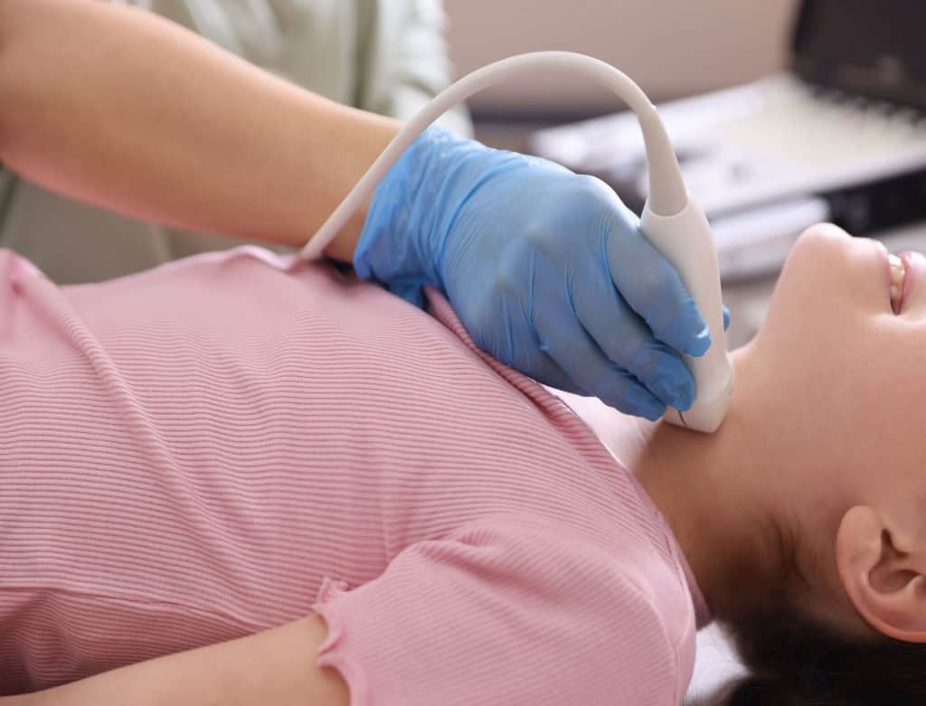 Imagem mostra exame de ultrassom da glândula tireoide em clínica médica