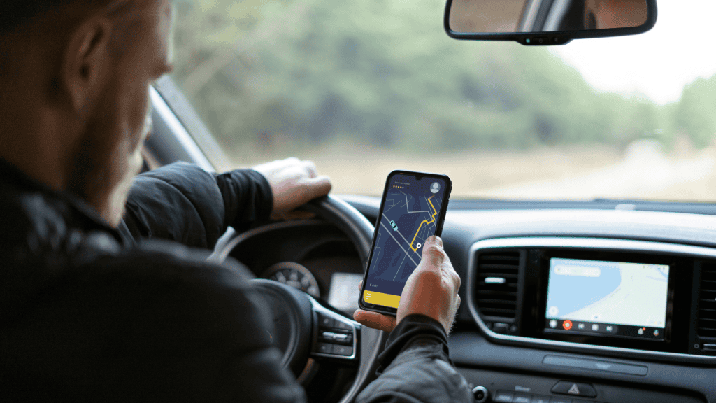 4 dicas de uso que fazem diferença no app CarPlay O app CarPlay da Apple foi criado para facilitar a vida de motoristas que precisam de acesso rápido às funções do iPhone. Mas você sabia que existem truques que deixam a experiência ainda mais simples e segura? App Carplay