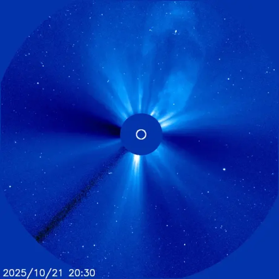 Explosão de plasma do outro lado do Sol atinge Vênus Na última terça-feira (21), uma poderosa erupção ocorreu no lado oculto do Sol, liberando uma ejeção de massa coronal (CME) extremamente rápida e intensa. O fenômeno foi registrado pelo Observatório Solar e Heliosférico (SOHO), parceria entre a NASA e a Agência Espacial Europeia (ESA), em um impressionante vídeo de lapso de tempo. Explosão de plasma do outro lado do Sol atinge Vênus