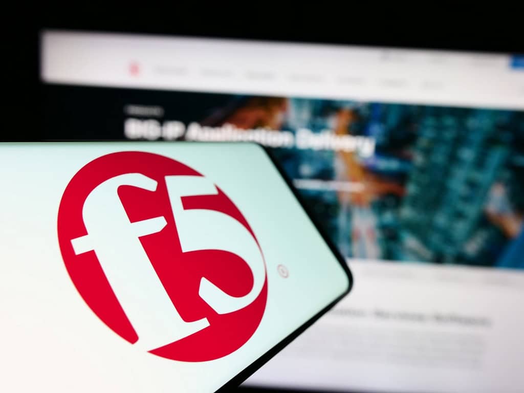 EUA emitem alerta por ataque hacker a redes governamentais O governo dos Estados Unidos emitiu uma diretiva de emergência nesta quarta-feira (15) após detectar uma tentativa de invasão a redes federais por um grupo hacker associado a um Estado-nação não divulgado. O alerta foi publicado pela Agência de Cibersegurança e Segurança de Infraestrutura (CISA), que determinou ações imediatas para conter a ameaça, centrada em falhas exploradas em produtos da empresa F5, especializada em soluções de segurança digital. f5