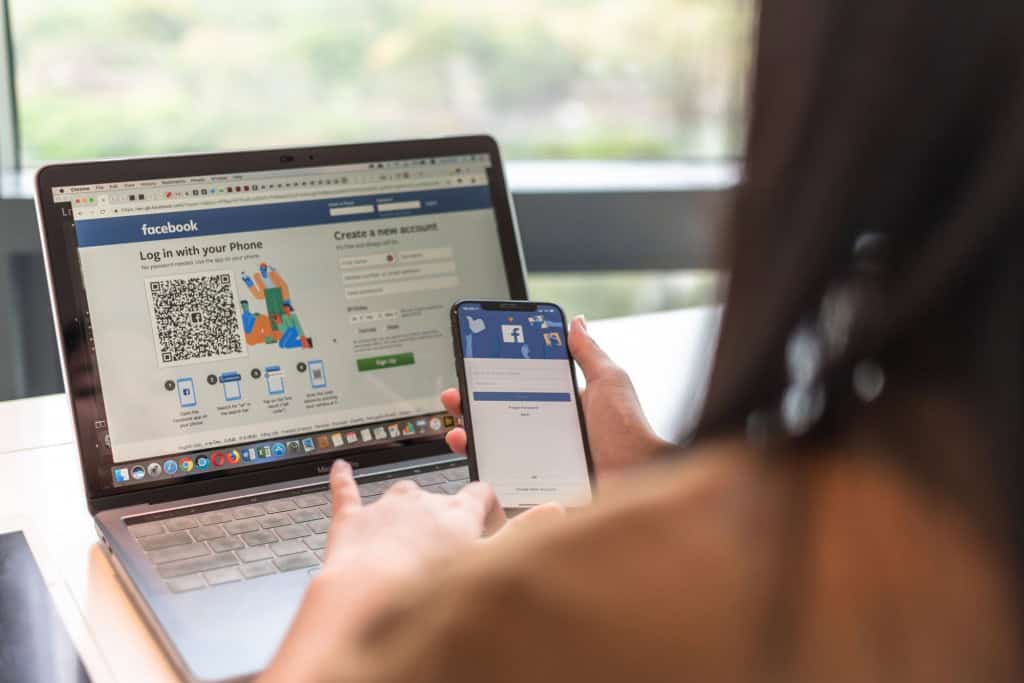 Quer bloquear anúncios? As redes sociais descobriram como lucrar com a sua saúde mental Você já deve ter percebido que, ao fazer buscas por um determinado produto ou serviço, começa a receber uma enxurrada de anúncios relacionados. facebook