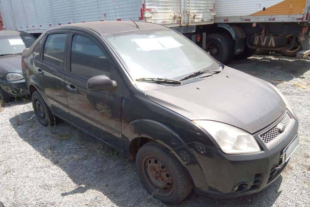 Ford Fiesta Sedan preto
