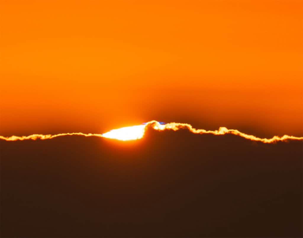 Flashes de esmeralda e safira transformam o pôr do Sol Quando o Sol se põe, os tons dourados e alaranjados que tingem o céu já garantem uma despedida de tirar o fôlego. Mas, às vezes, isso pode ficar ainda mais espetacular – quando a ciência e a natureza, juntas, proporcionam fenômenos ópticos tão incomuns que parecem lendas. É o caso de uma visão breve conhecida como flash verde e de seu irmão ainda mais raro, o flash azul. Flashes de esmeralda e safira transformam o pôr do Sol