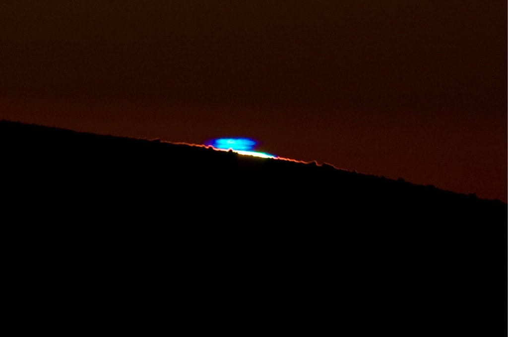 Flashes de esmeralda e safira transformam o pôr do Sol Quando o Sol se põe, os tons dourados e alaranjados que tingem o céu já garantem uma despedida de tirar o fôlego. Mas, às vezes, isso pode ficar ainda mais espetacular – quando a ciência e a natureza, juntas, proporcionam fenômenos ópticos tão incomuns que parecem lendas. É o caso de uma visão breve conhecida como flash verde e de seu irmão ainda mais raro, o flash azul. Flashes de esmeralda e safira transformam o pôr do Sol